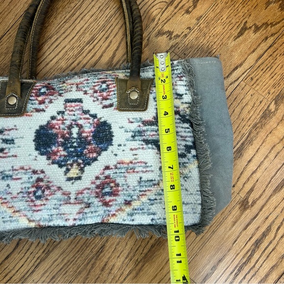 Myra Bag | Key Hole Woven Rug Fringy And Leather Tote Bag - Picture 11 of 15